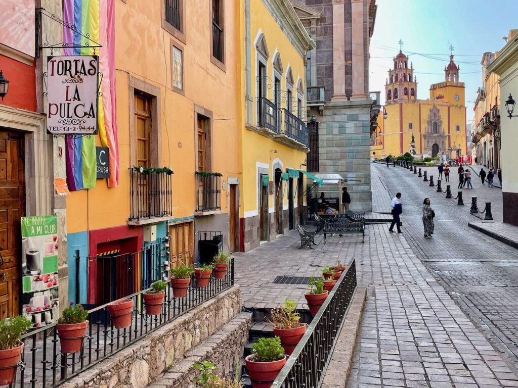 Guanajuato street looking towards Plaza de La Paz