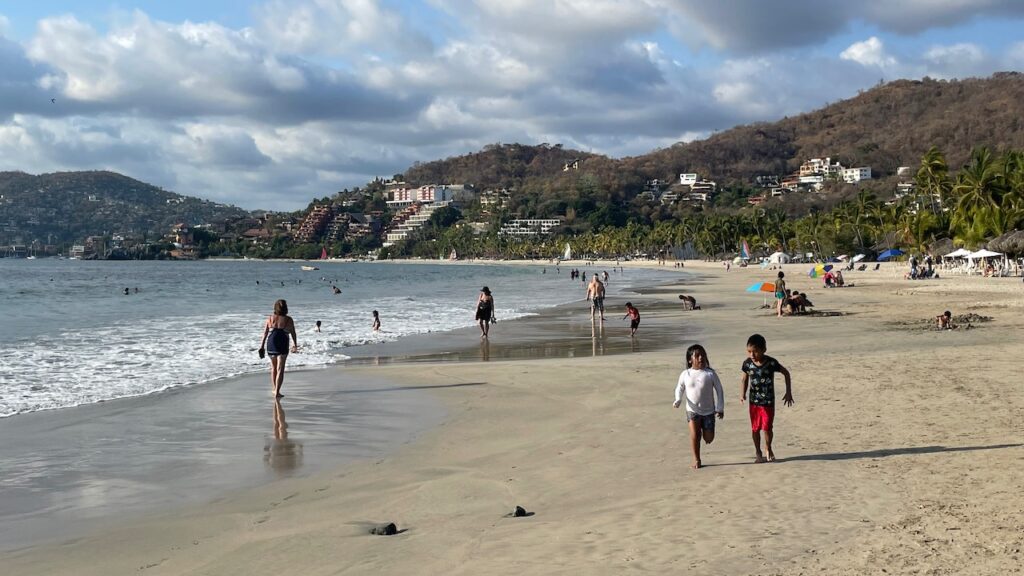 Playa La Ropa Zihuatanejo