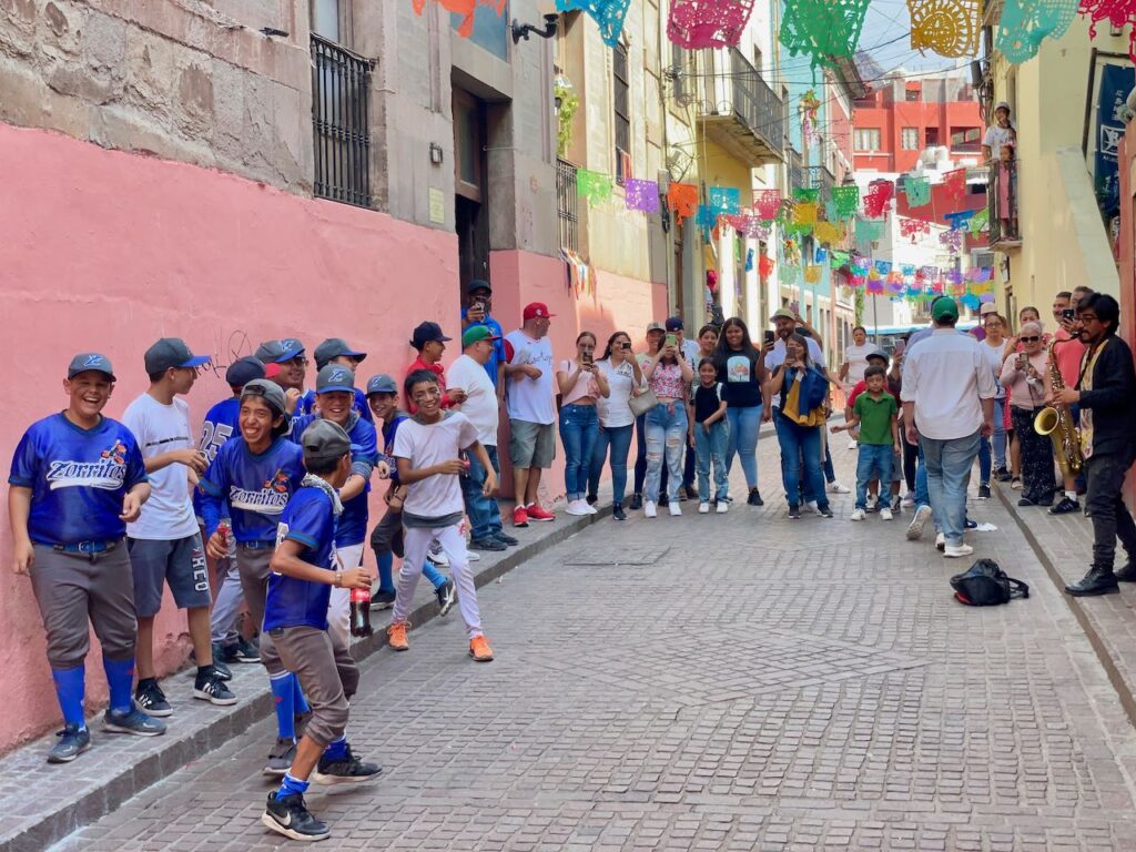 Saxophone and boys playing Guanajuato