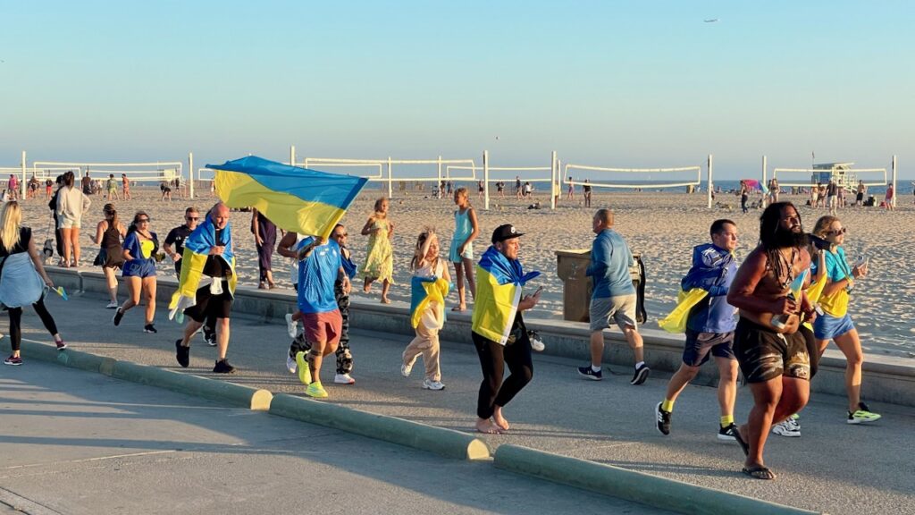 Runners on Ukraine Independence Day Santa Monica beach