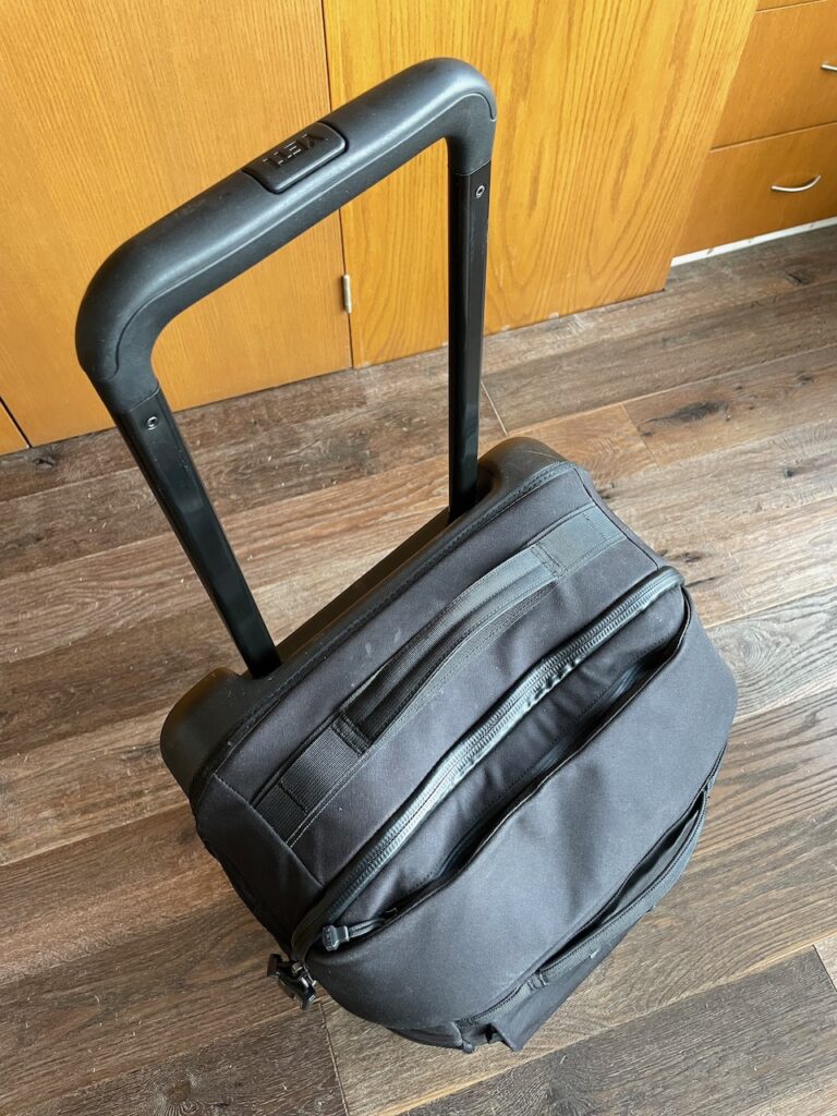 Yeti Crossroads 28l handle expanded